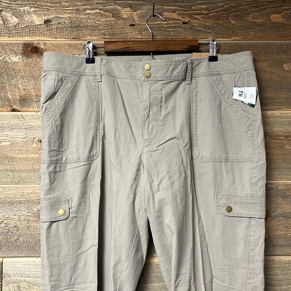 LL Bean Favorite Fit Cargo Pants NWT Size 20 - Picture 2 of 9
